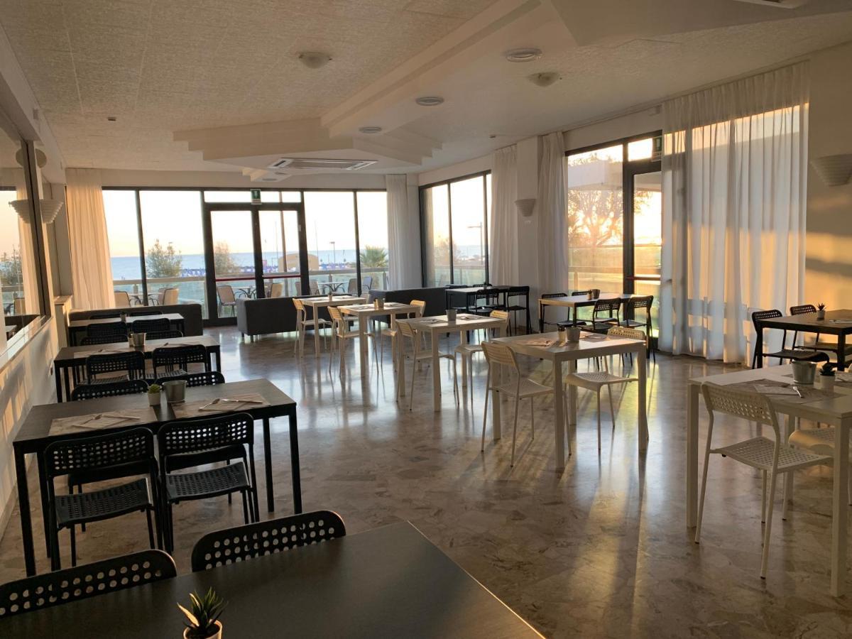Hotel Tritone Rimini Bagian luar foto
