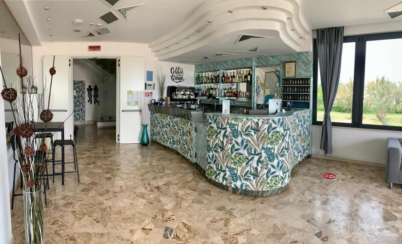Hotel Tritone Rimini Bagian luar foto