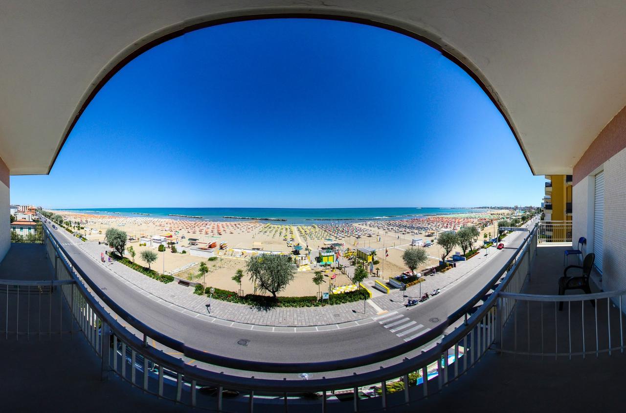 Hotel Tritone Rimini Bagian luar foto