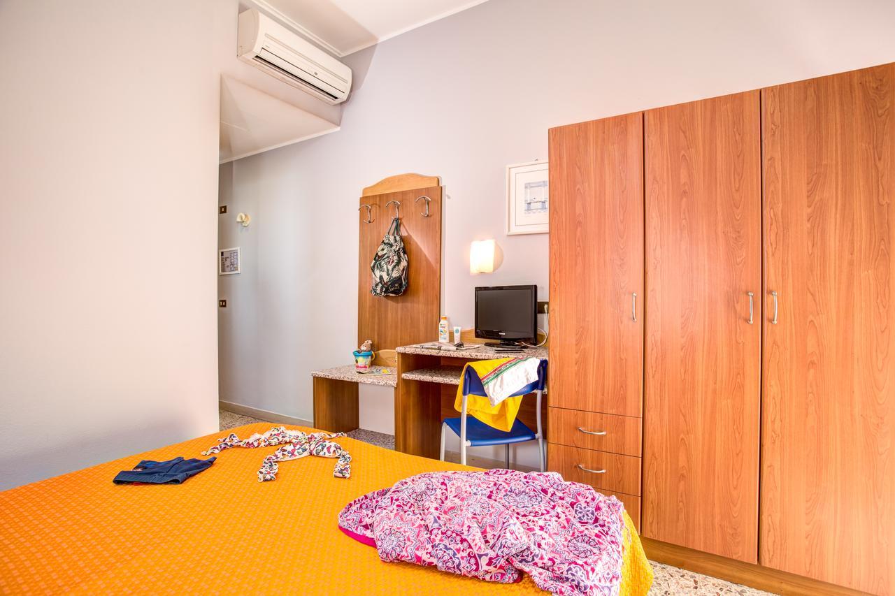 Hotel Tritone Rimini Bagian luar foto