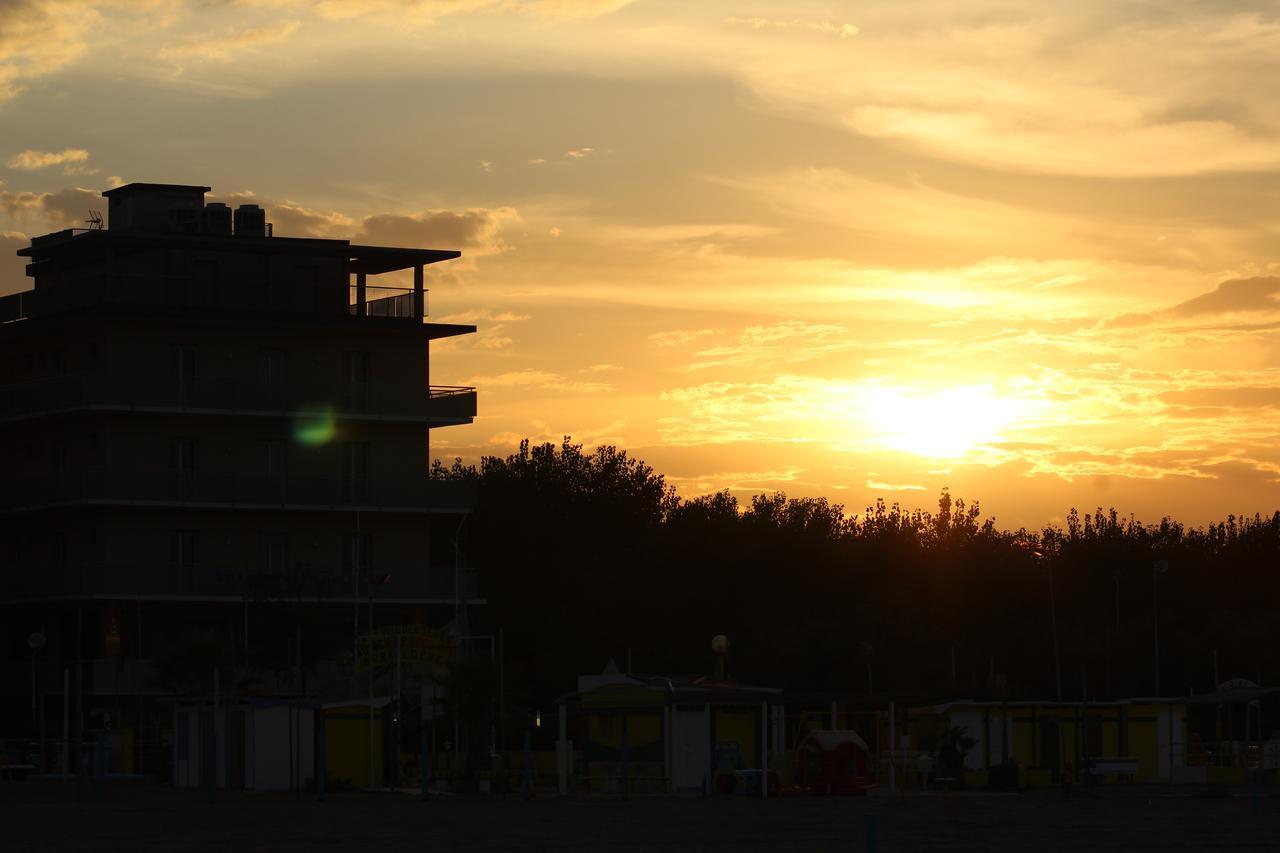 Hotel Tritone Rimini Bagian luar foto