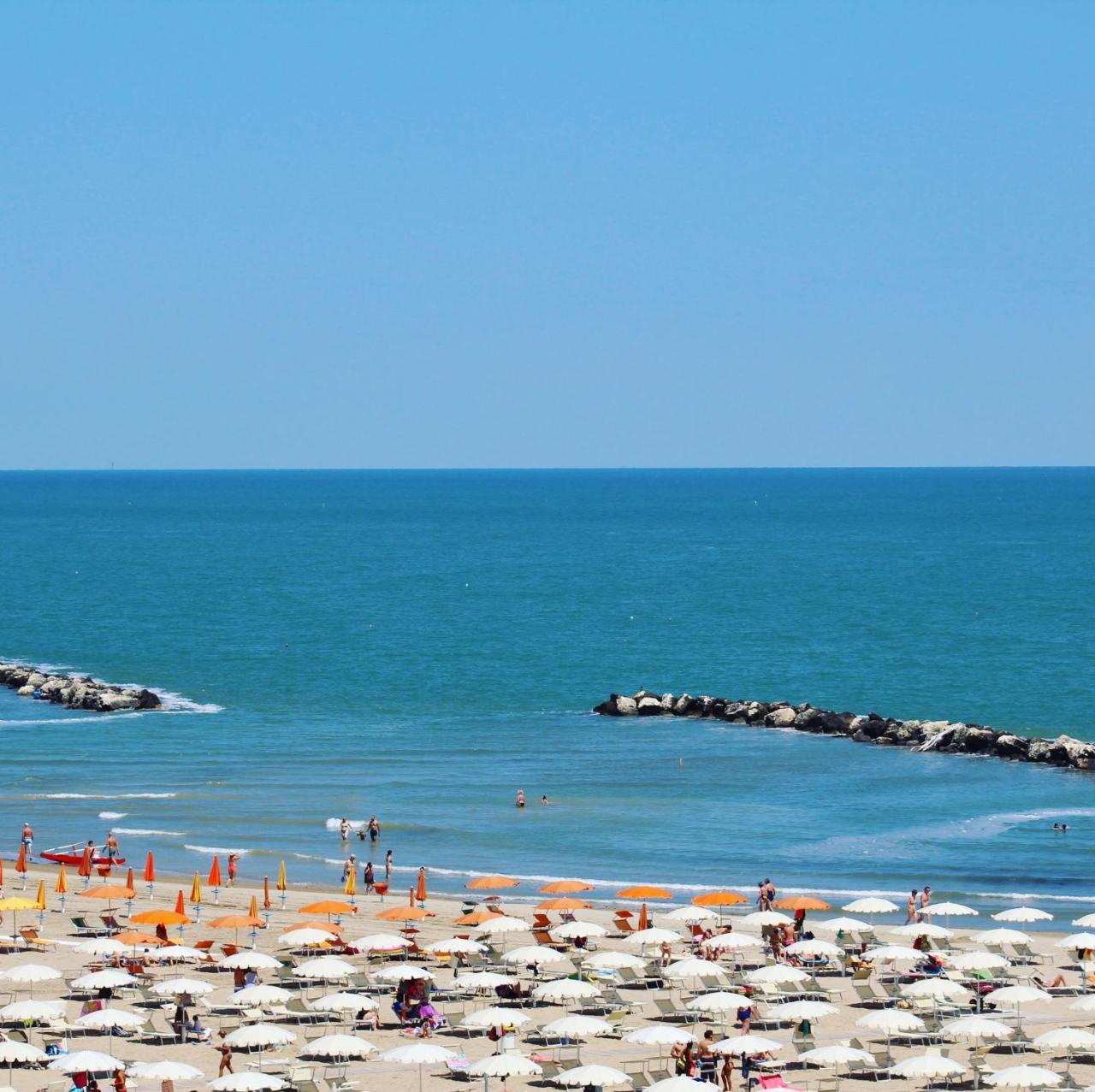 Hotel Tritone Rimini Bagian luar foto