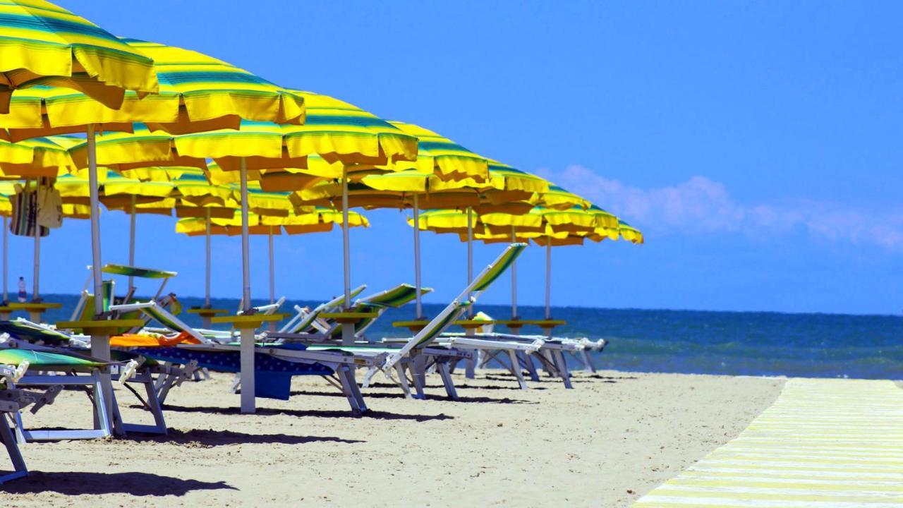 Hotel Tritone Rimini Bagian luar foto