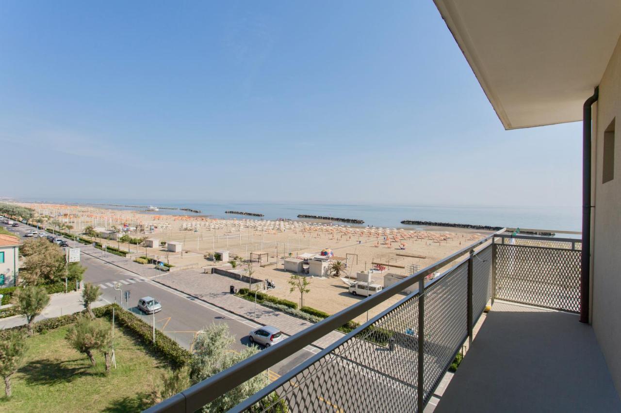 Hotel Tritone Rimini Bagian luar foto