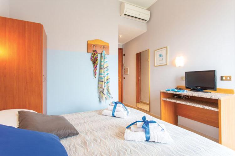 Hotel Tritone Rimini Bagian luar foto