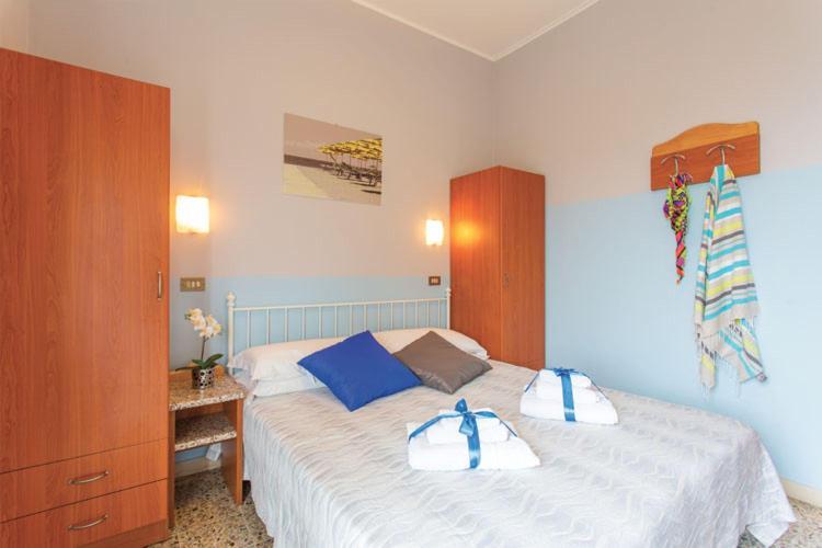 Hotel Tritone Rimini Bagian luar foto