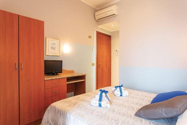 Hotel Tritone Rimini Bagian luar foto
